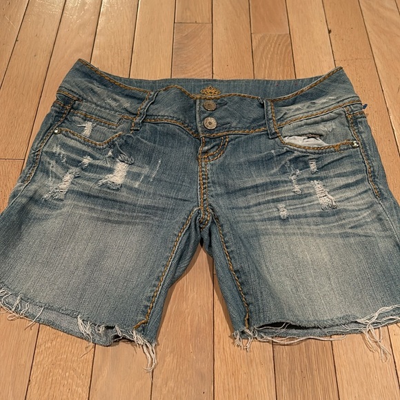 Almost Famous Women’s Denim Low Waisted Can be Short Shorts Size 3 Lightly Used - Picture 15 of 15